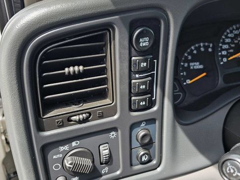 Used 2005 Chevrolet Avalanche Z71 w/ Preferred Equipment Group AWD/4WD image 13