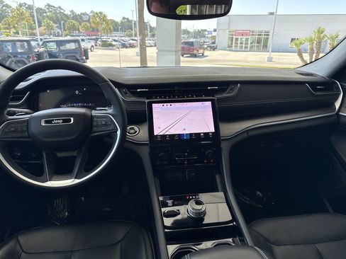 Used 2023 Jeep Grand Cherokee Limited w/ Black Appearance Package image 27