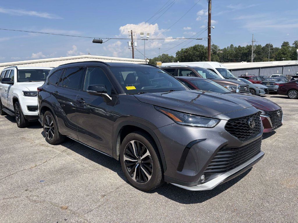 Used 2021 Toyota Highlander XSE FWD image 1