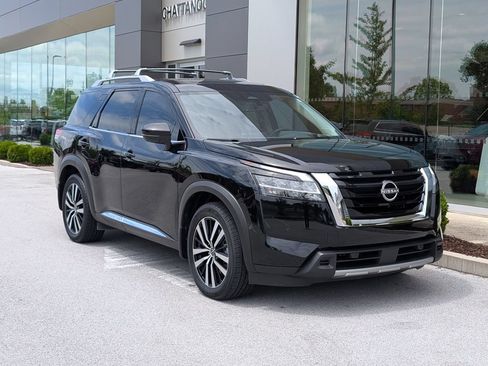 Used 2024 Nissan Pathfinder Platinum AWD/4WD image 9