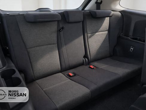 Used 2025 Toyota Highlander LE image 12