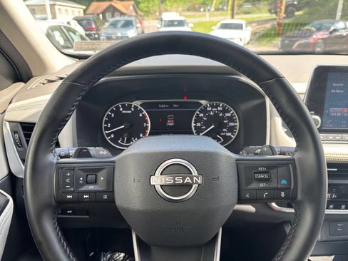 Used 2025 Nissan Rogue SV FWD image 25