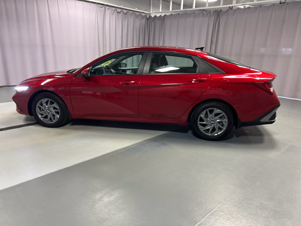 Used 2025 Hyundai Elantra Hybrid FWD image 4