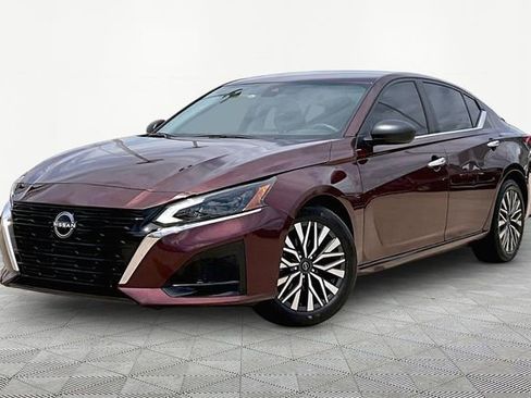 Used 2024 Nissan Altima 2.5 SV FWD image 1