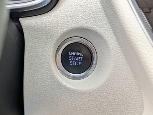 Used 2022 Toyota Corolla Cross XLE w/ Convenience Package image 19