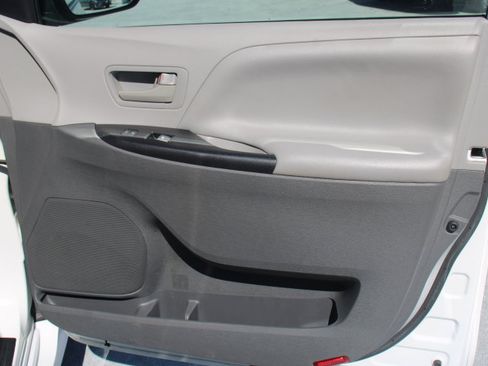 Used 2020 Toyota Sienna L FWD image 16