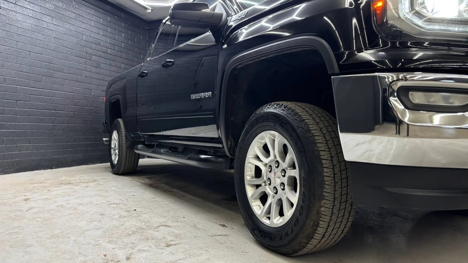 Used 2017 GMC Sierra 1500 SLE w/ SLE Value Package AWD/4WD image 5