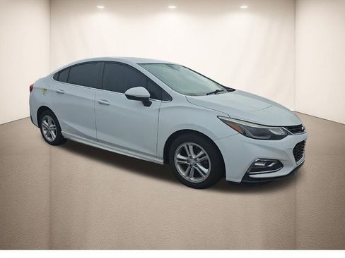 Used 2017 Chevrolet Cruze LT w/ Convenience Package image 2