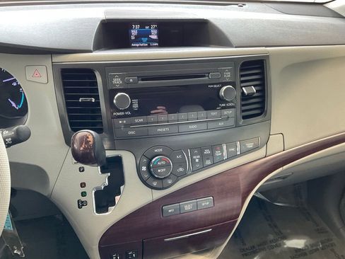 Used 2012 Toyota Sienna XLE image 15