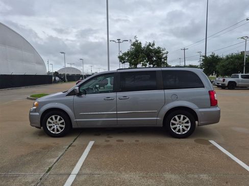 Used 2014 Chrysler Town & Country Touring FWD image 5