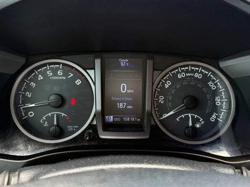 Used 2017 Toyota Tacoma SR5 AWD/4WD image 19