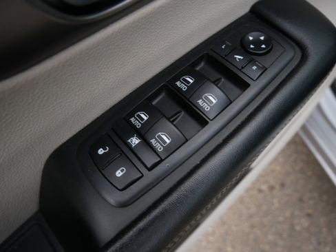 Used 2018 Chrysler Pacifica Limited FWD image 22