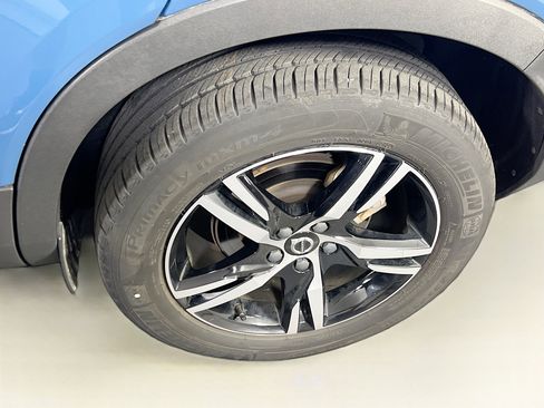 Used 2023 Volvo XC40 B5 Core w/ Convenience Package image 27