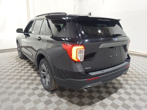 Used 2022 Ford Explorer XLT w/ XLT Sport Appearance Package AWD/4WD image 2