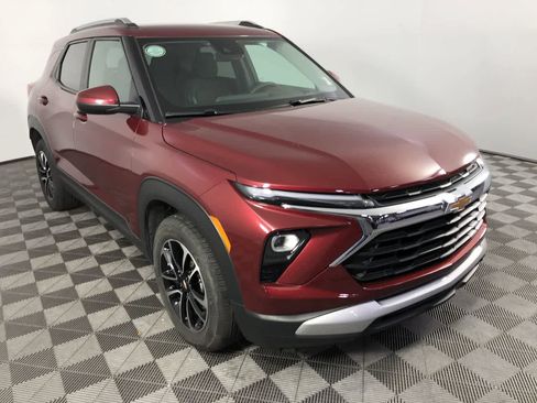 Used 2025 Chevrolet TrailBlazer LT image 2