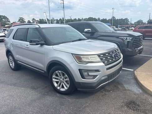 Used 2017 Ford Explorer XLT w/ Equipment Group 202A FWD image 1