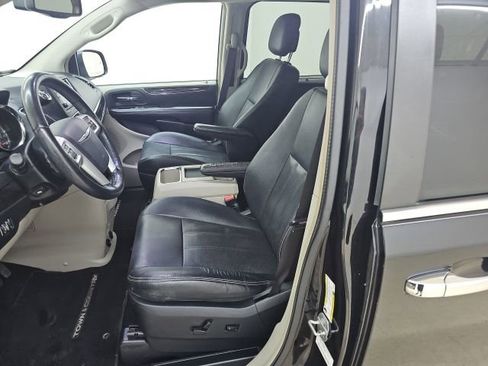 Used 2014 Chrysler Town & Country Touring-L w/ Driver Convenience Group FWD image 7