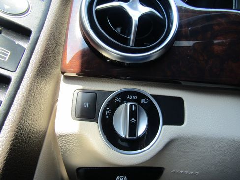 Used 2014 Mercedes-Benz GLK 250 BlueTEC 4MATIC image 32