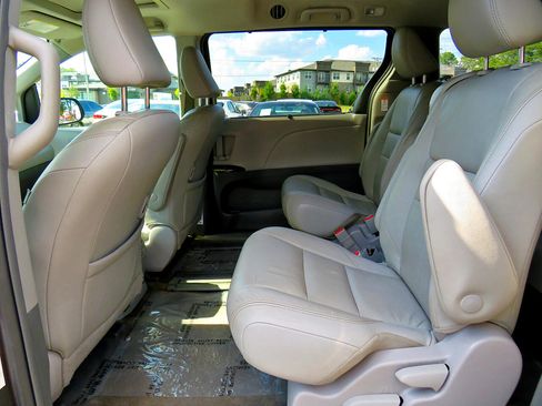 Used 2018 Toyota Sienna XLE image 27