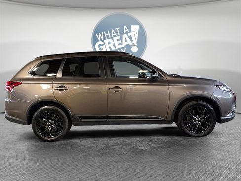 Used 2018 Mitsubishi Outlander LE image 2