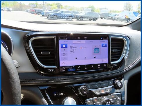 Certified 2025 Chrysler Pacifica Limited FWD image 17