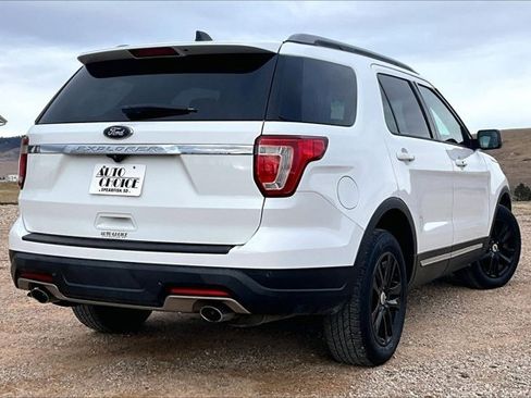 Used 2018 Ford Explorer XLT image 5