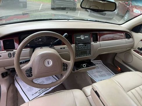 Used 2003 Lincoln Town Car Executive RWD image 12