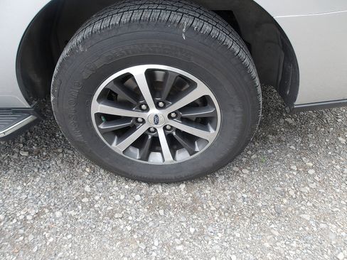 Used 2019 Ford Expedition XLT w/ Equipment Group 202A AWD/4WD image 3