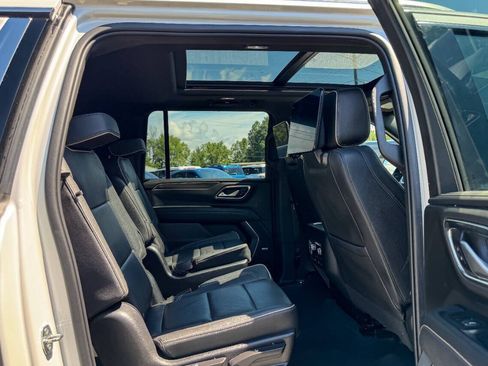 Used 2022 GMC Yukon XL SLT w/ SLT Premium Package AWD/4WD image 17