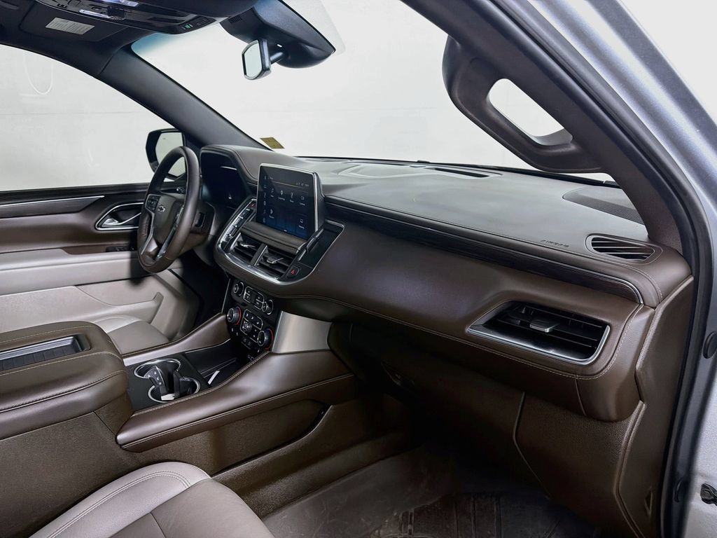 Used 2024 Chevrolet Suburban Z71 w/ Luxury Package AWD/4WD image 28