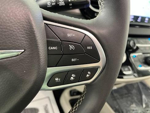 Used 2024 Chrysler Pacifica Touring-L FWD image 22