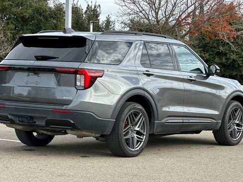 Used 2025 Ford Explorer ST-Line w/ ST-Line Street Pack image 4