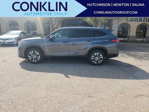 Used 2023 Toyota Highlander XLE image 1