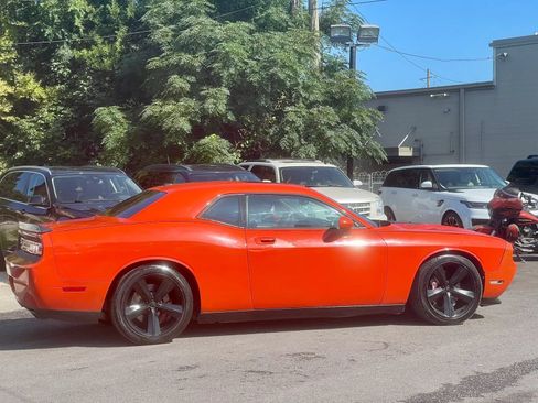 Used 2009 Dodge Challenger SRT8 RWD image 2