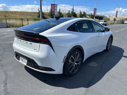 Used 2025 Toyota Prius XLE image 4