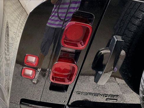 Used 2023 Land Rover Defender 110 X-Dynamic SE image 28