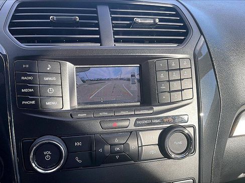 Used 2019 Ford Explorer XLT FWD image 14