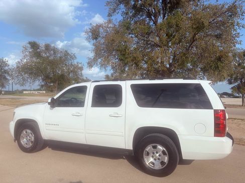 Used 2013 Chevrolet Suburban LS RWD image 14