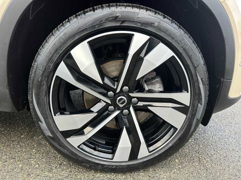 Used 2025 Volvo XC40 B5 Ultra w/ Climate Package image 9