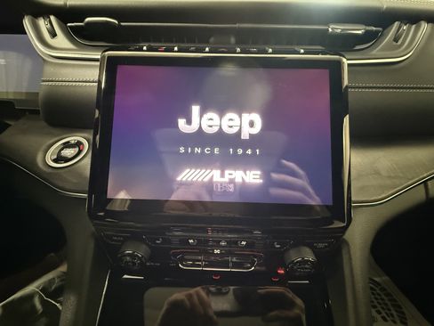 Used 2024 Jeep Grand Cherokee Overland w/ Trailer Tow Package AWD/4WD image 27