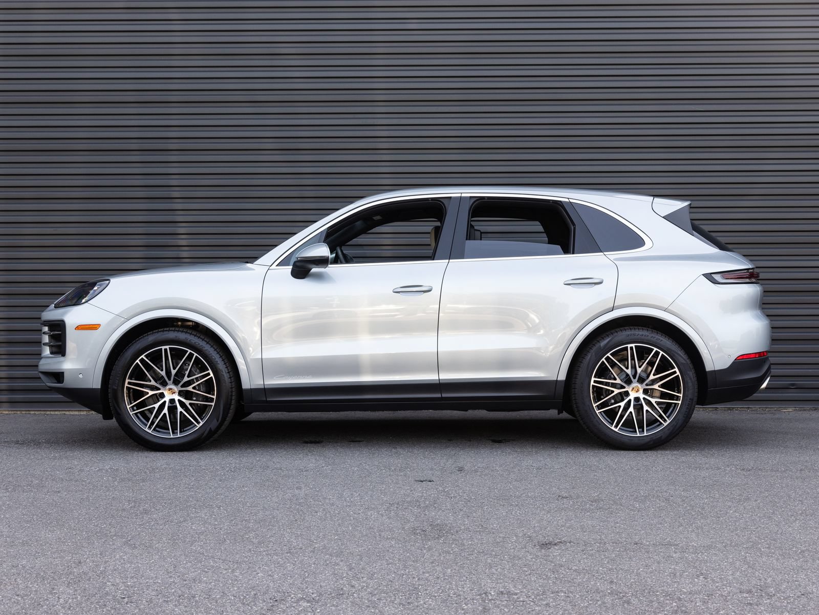 Used 2025 Porsche Cayenne AWD/4WD image 2