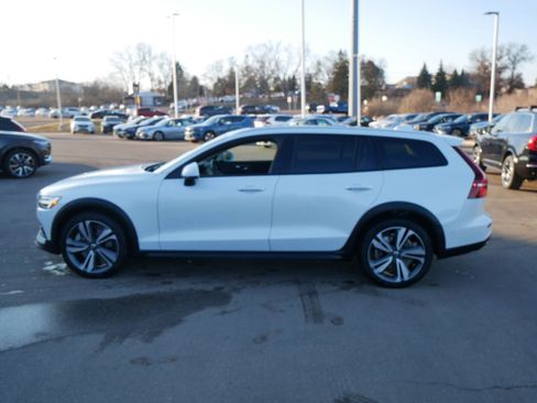 Used 2024 Volvo V60 B5 Cross Country Plus w/ Protection Package Premier image 4