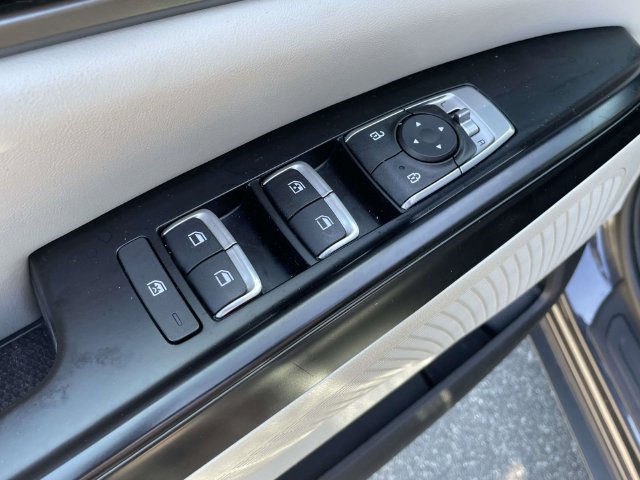 Certified 2024 Kia Carnival LX FWD image 16
