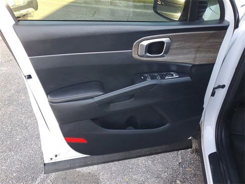 Used 2022 Kia Sorento EX w/ Panoramic Sunroof Package image 11