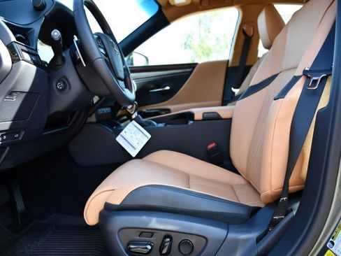 New 2025 Lexus ES 300h w/ Luxury Package image 11