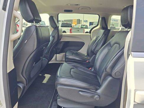 Used 2023 Chrysler Pacifica Touring-L FWD image 12