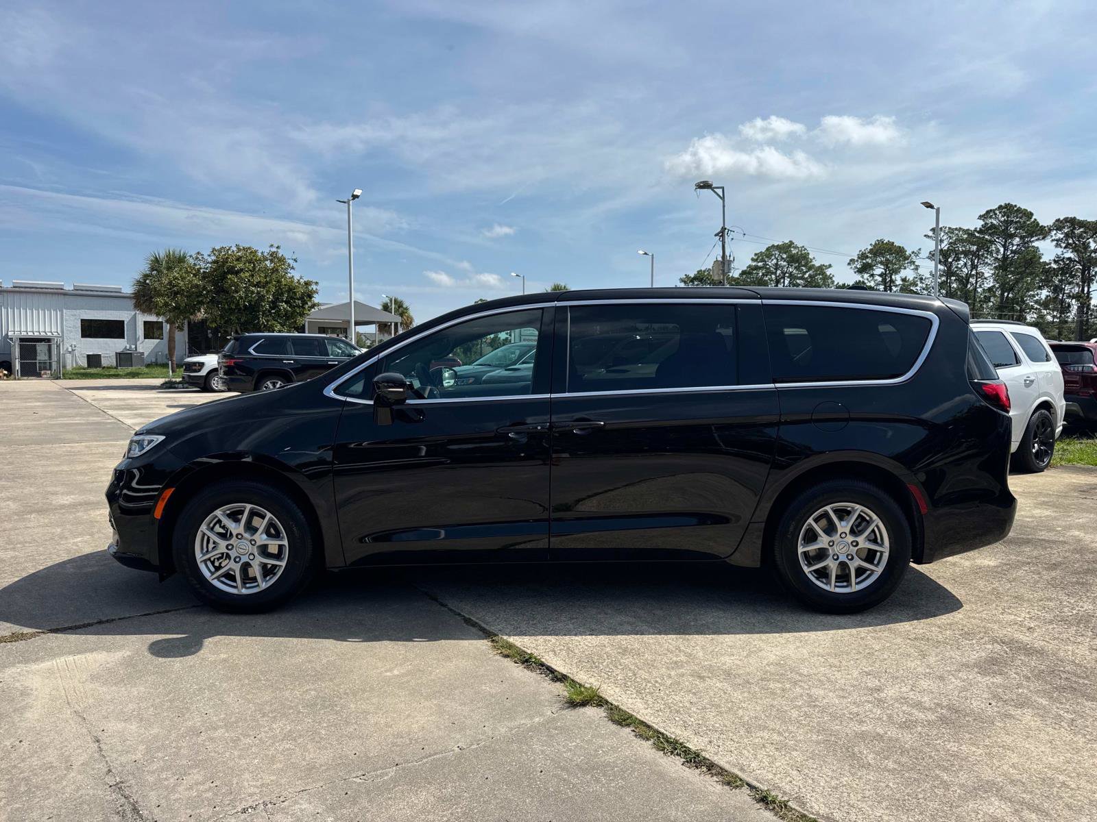 New 2025 Chrysler Pacifica Select FWD image 6