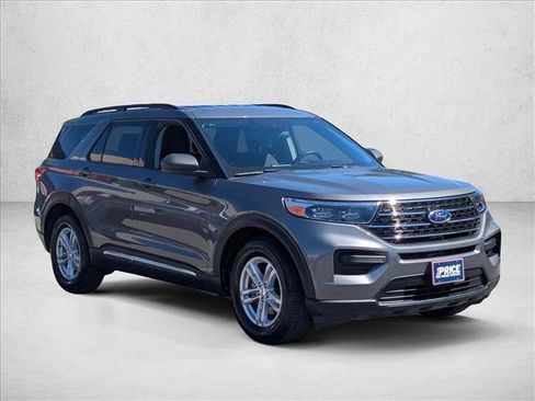 Certified 2023 Ford Explorer XLT image 3