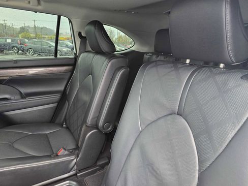 Used 2024 Toyota Highlander Platinum AWD/4WD image 19