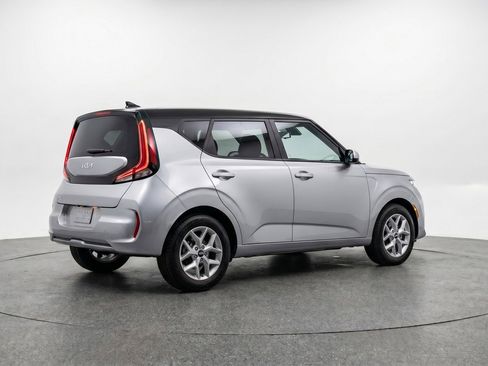 Used 2025 Kia Soul LX w/ LX Technology Package FWD image 9